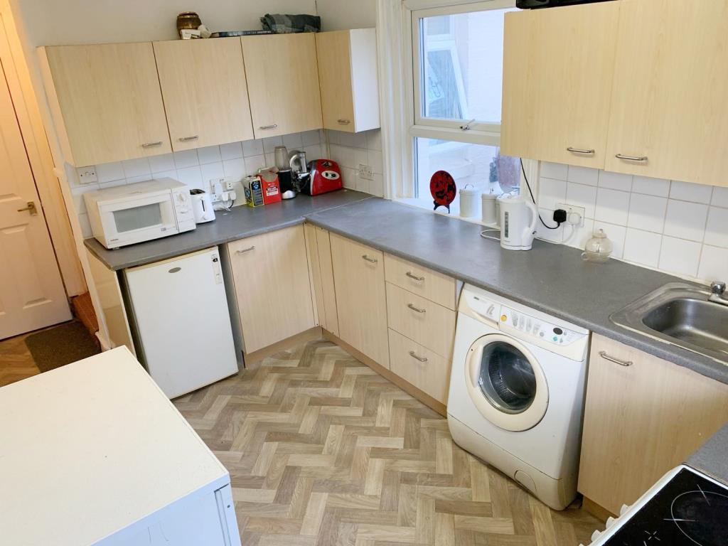 Lot: 23 - FREEHOLD BLOCK OF THREE FLATS FOR INVESTMENT - Flat two kitchen with fitted units